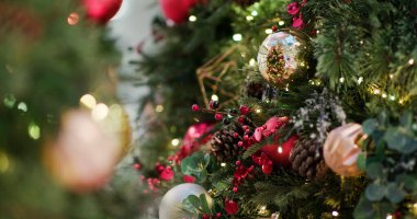 Ağaçta asılı Noel süsü