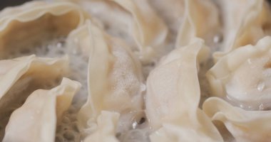 Kızartma tavasında Japon mantısı kızartıyorum.