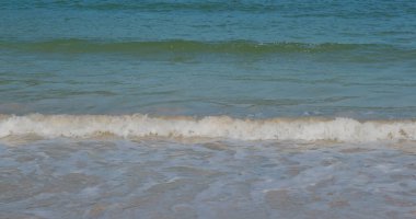 Deniz dalgaları sahile vuruyor.