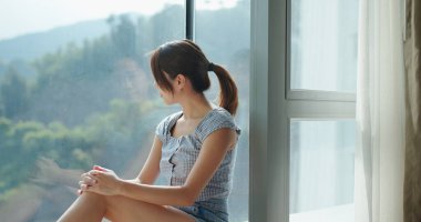 Dışarıdaki pencereye bak.