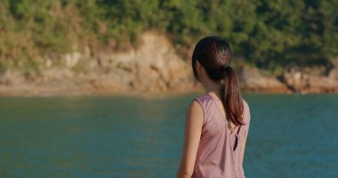 Kadın deniz kıyısına bak.