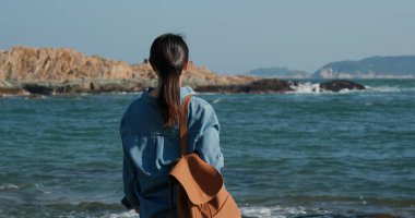 Kadınlar deniz manzarasının tadını çıkarır.