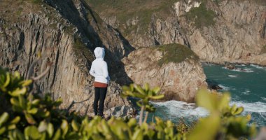 Deniz manzaralı bir kadın