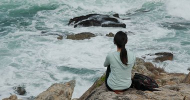 Kadın deniz dalgasına bak.