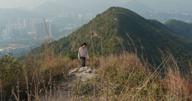 Kadın dağda yürür