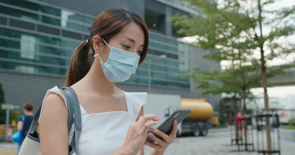 Vrouw Draagt Gezichtsmasker Het Gebruik Van Mobiele Telefoon Buitenlucht — Stockfoto