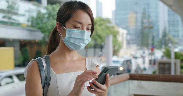 Vrouw Draagt Gezichtsmasker Het Gebruik Van Mobiele Telefoon Buitenlucht — Stockfoto