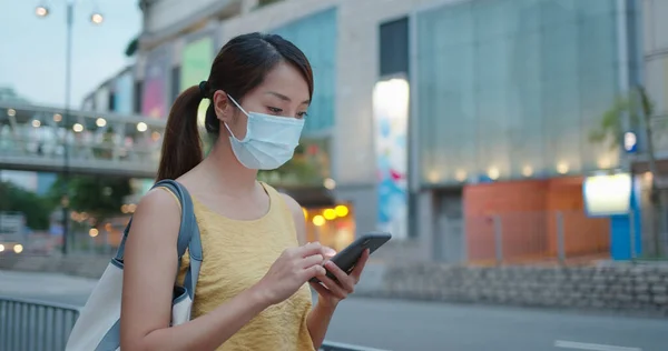 Žena Nosit Masku Obličeje Používání Chytrého Telefonu Městě — Stock fotografie
