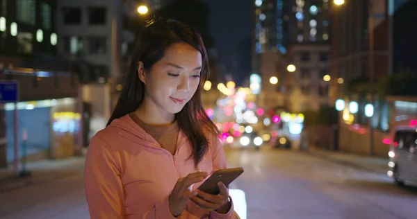 Frau Nutzt Handy Nachts Der Stadt — Stockfoto