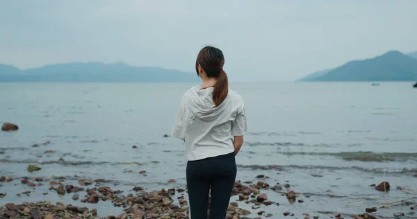 Femme Regarder Mer Tenir Sur Plage — Photo