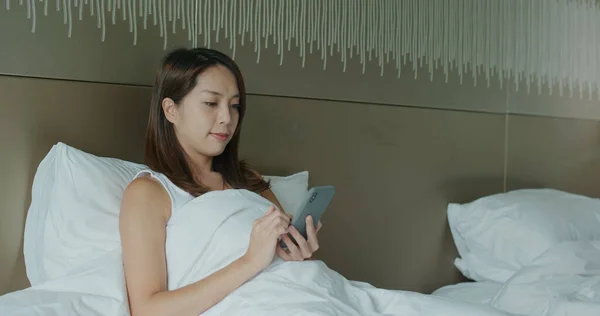 Женщина Использование Мобильного Телефона Кровати — стоковое фото