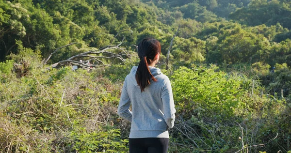 Mujer Mira Vista Del Bosque — Foto de Stock