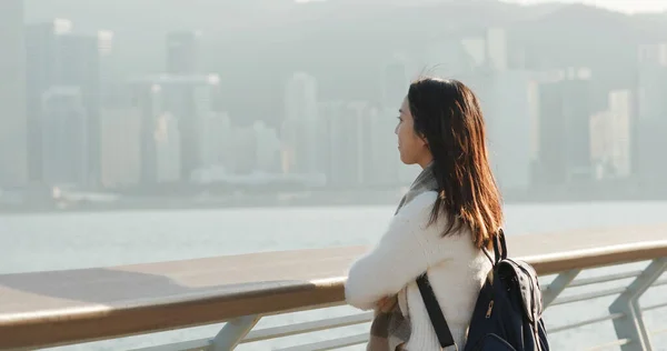 Femme Regard Sur Mer Coucher Soleil Hong Kong — Photo