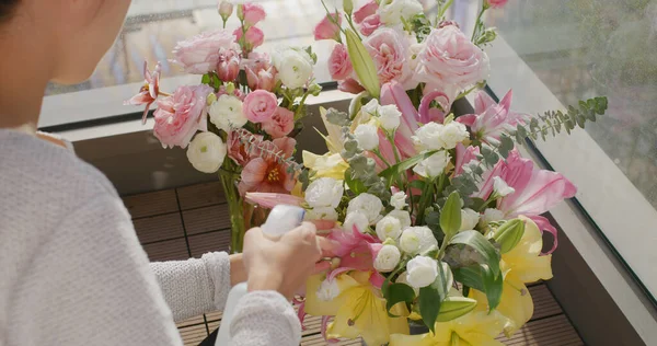 Kobieta Podlewa Swój Kwiat Balkonie — Zdjęcie stockowe