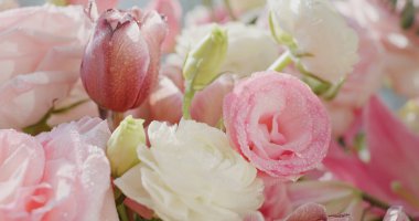 Evdeki güzel çiçek buketi