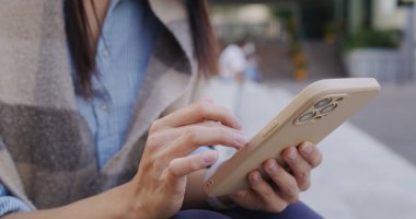 Şehirde kadın akıllı telefon kullanımı