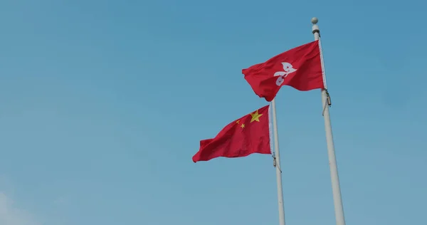 Флаги Китая Гонконга Машут Голубым Небом — стоковое фото
