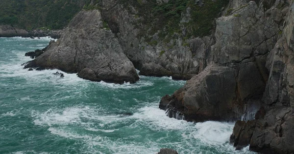 Onde Del Mare Schizzano Contro Roccia Sull Isola — Foto Stock