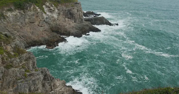 Mare Onda Spruzzata Sulla Roccia — Foto Stock