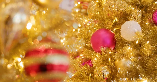 Χριστουγεννιάτικη Διακόσμηση Κρέμεται Στο Δέντρο — Φωτογραφία Αρχείου