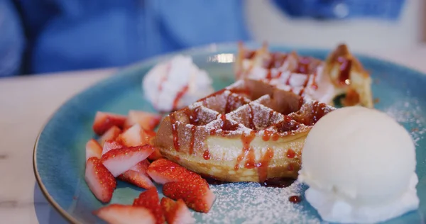 Wafel Met Ijs Aardbeien Restaurant — Stockfoto