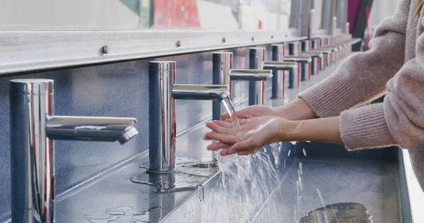 Mujer Lavarse Mano Aire Libre —  Fotos de Stock