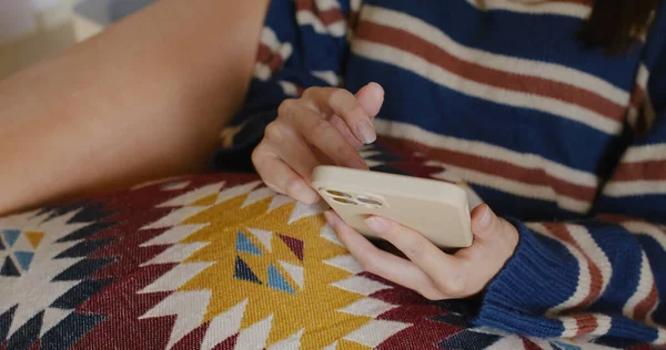 Mujer Uso Del Teléfono Móvil Casa — Foto de Stock