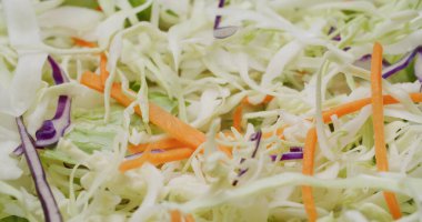 Taze marul ve lahana salatası