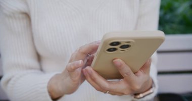 Parkta kadın cep telefonu kullanımı