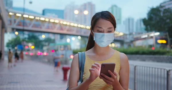 Vrouw Dragen Gezichtsmasker Gebruik Van Mobiele Telefoon Stad Avonds Tijd — Stockfoto