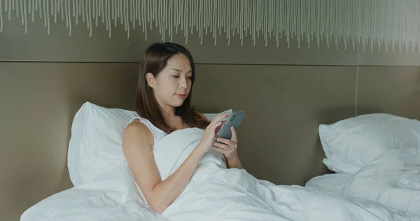 Женщина Использование Мобильного Телефона Кровати — стоковое фото