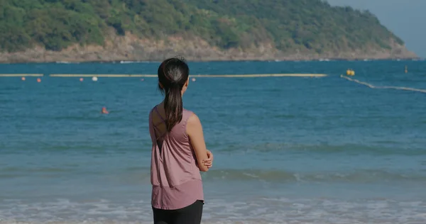 Femme Sportive Regarder Plage — Photo