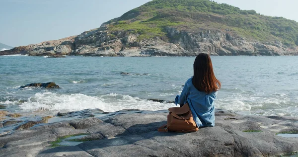 Femme Assise Sur Rocher Profiter Vue Sur Mer — Photo