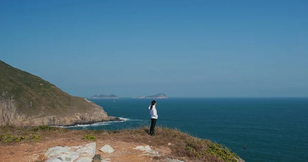 Mulher Caminhar Montanha Desfrutar Vista Para Mar — Fotografia de Stock