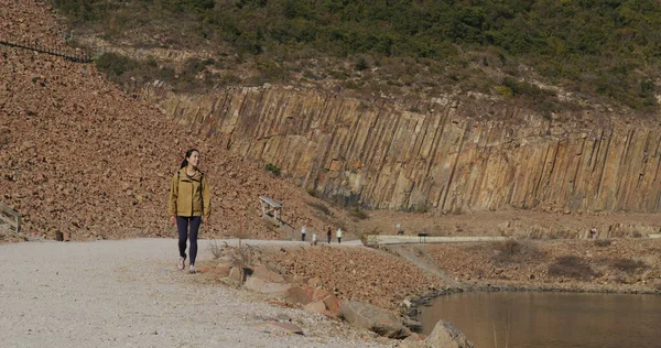 Mujer Visita Hong Kong Geographical Park Sai Kung — Foto de Stock