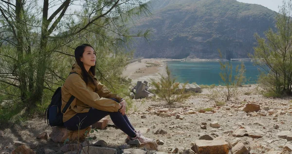 Mujer Sentarse Roca Disfrutar Vista Del Paisaje Naturaleza Aire Libre — Foto de Stock