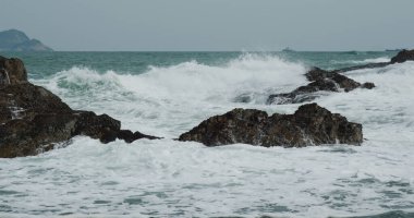 Büyük deniz dalgalı tropikal ada