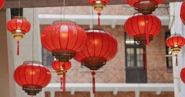Çin yeni yılı için açık havada asılı duran kırmızı fener.