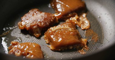 Yeni yıl için Çin usulü ızgara pirinç keki.