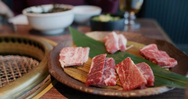 Bir dilim et restoranda ızgaraya hazır olsun.