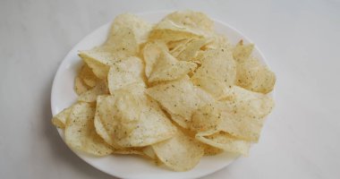 Tabakta patates cipsi var.