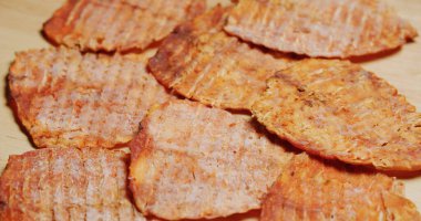 Tayland usulü kuru kalamar yemeği.