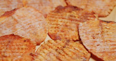 Tayland usulü kuru kalamar yemeği.