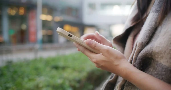 路上での携帯電話の女性の使用 — ストック写真