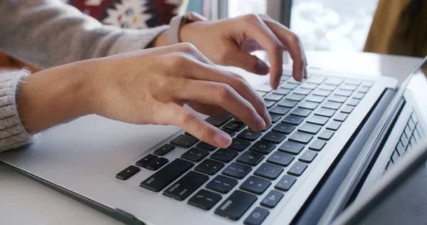 Vrouw Type Laptop Computer Thuis — Stockfoto