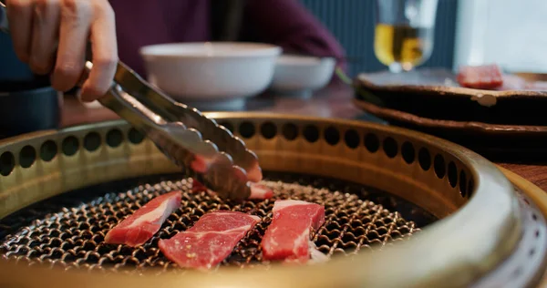 レストランでストーブの上で焼きたての牛肉のスライス — ストック写真
