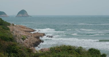 Adadaki deniz dalgaları