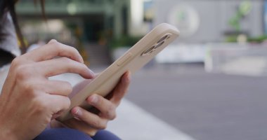 Şehirde kadın akıllı telefon kullanımı