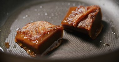 Çin usulü ızgara pirinç keki.