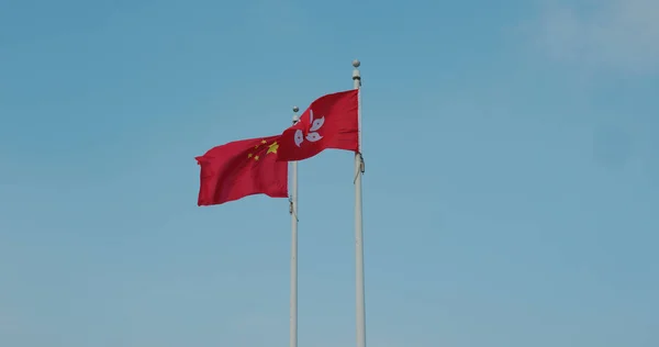 Флаг Китая Гонконга Машущий Голубым Небом — стоковое фото
